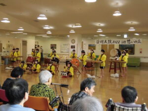 4年生　蛍明太鼓をお年寄りに見てもらったよ