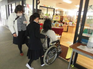 4年生　車いす体験