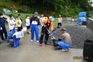 2023071気仙沼大島でカキ養殖イカダのアンカーつくり