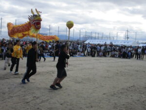 中学校区フェスタでの龍の踊り