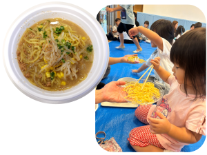 画像１４：秋の作品展で味噌ラーメンの試食を楽しむ親子