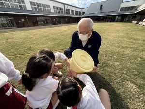 Image 15: Children presenting a miso barrel to a local elderly care facility.