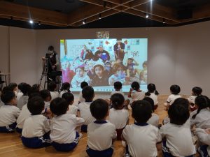 画像２：台湾/高雄市私立地球村幼稚園とのオンライン交流（台湾の子どもたちが自分でつくった兜を紹介）
