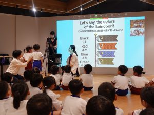 画像３：オーストラリア/セサミレーン ケア アンド キンダーガーデン とのオンライン交流（日本の子どもの日を紹介する子どもたち）