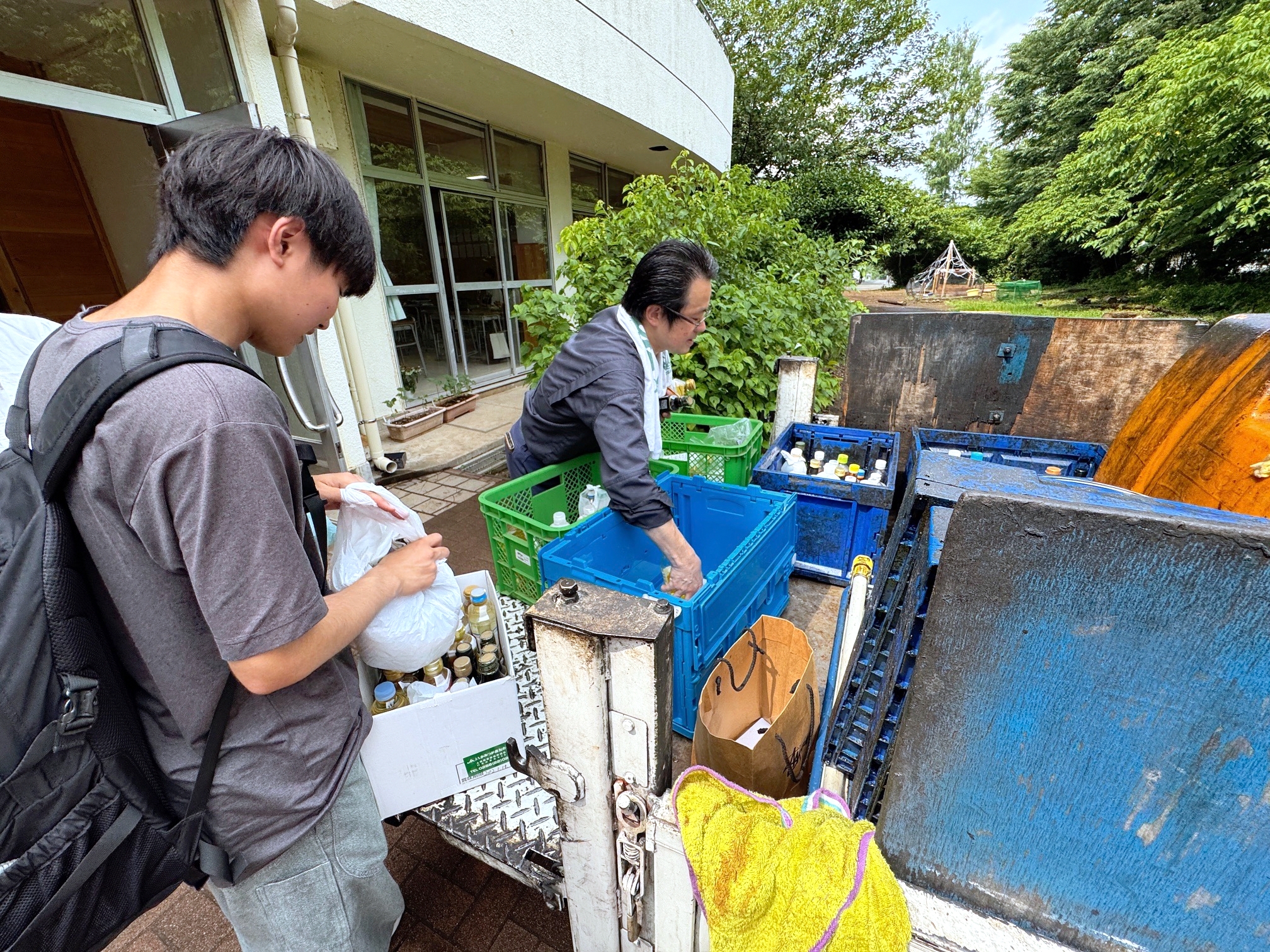 ワカーズコープさんと生徒による天ぷら油の回収