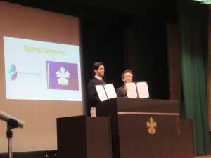 姉妹校の調印式を行った両校長先生