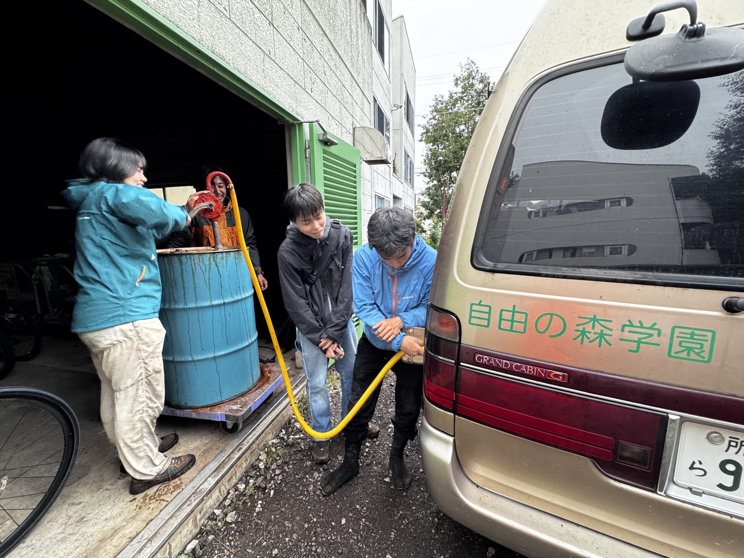 BDF燃料を生徒が天ぷらカーに給油する様子