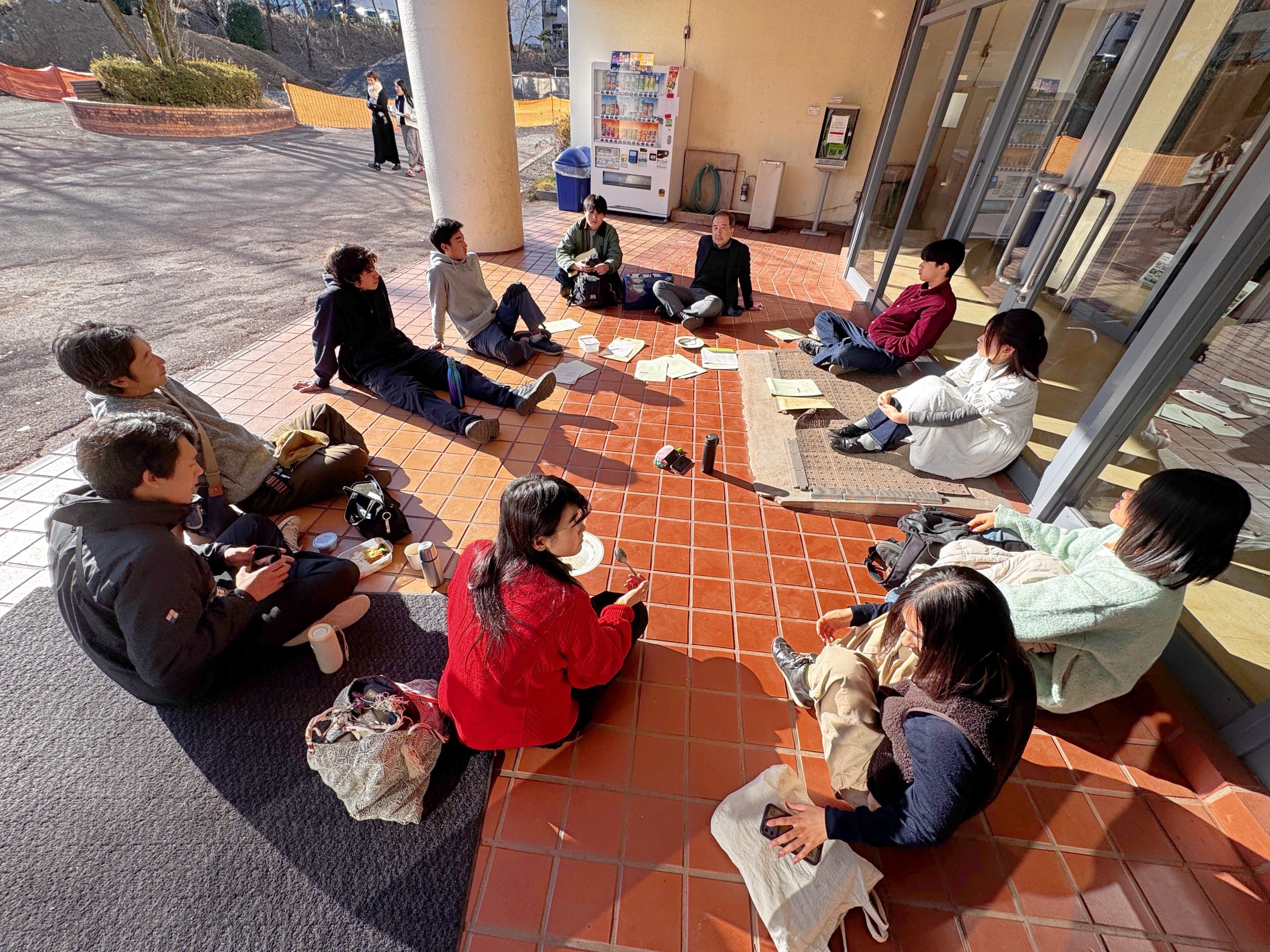 サステナ委員会　太陽の元、活動の様子
