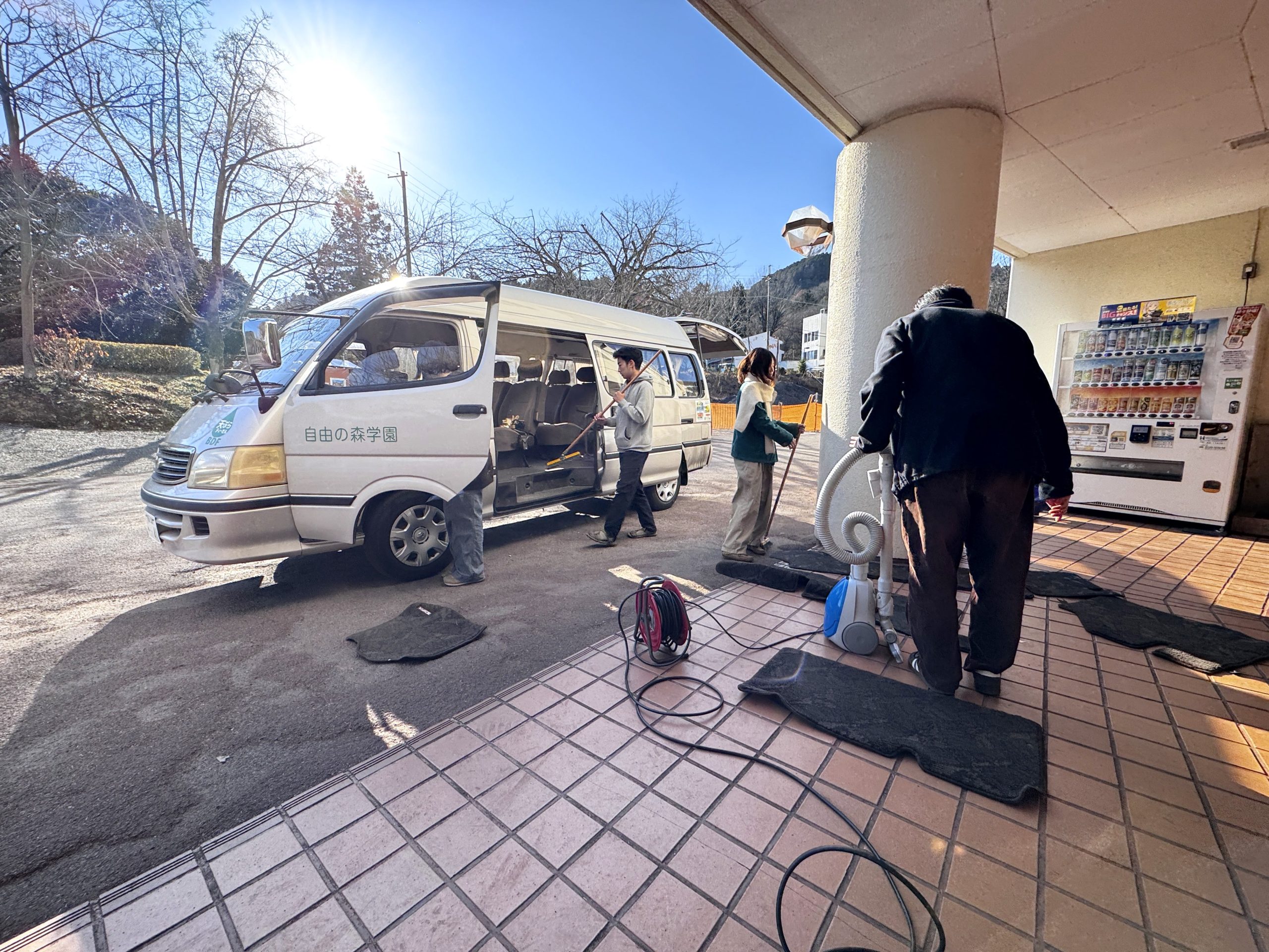 天ぷらカーをサステナ委員会の生徒が維持管理をしている様子。