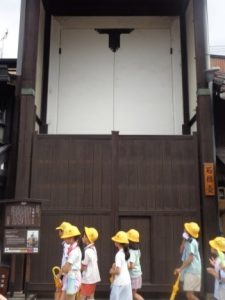 町を散策する3年生