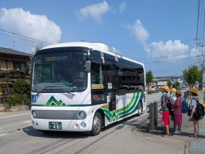 コミュニティバスを利用する5年生