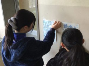 節水の啓発活動をする6年生