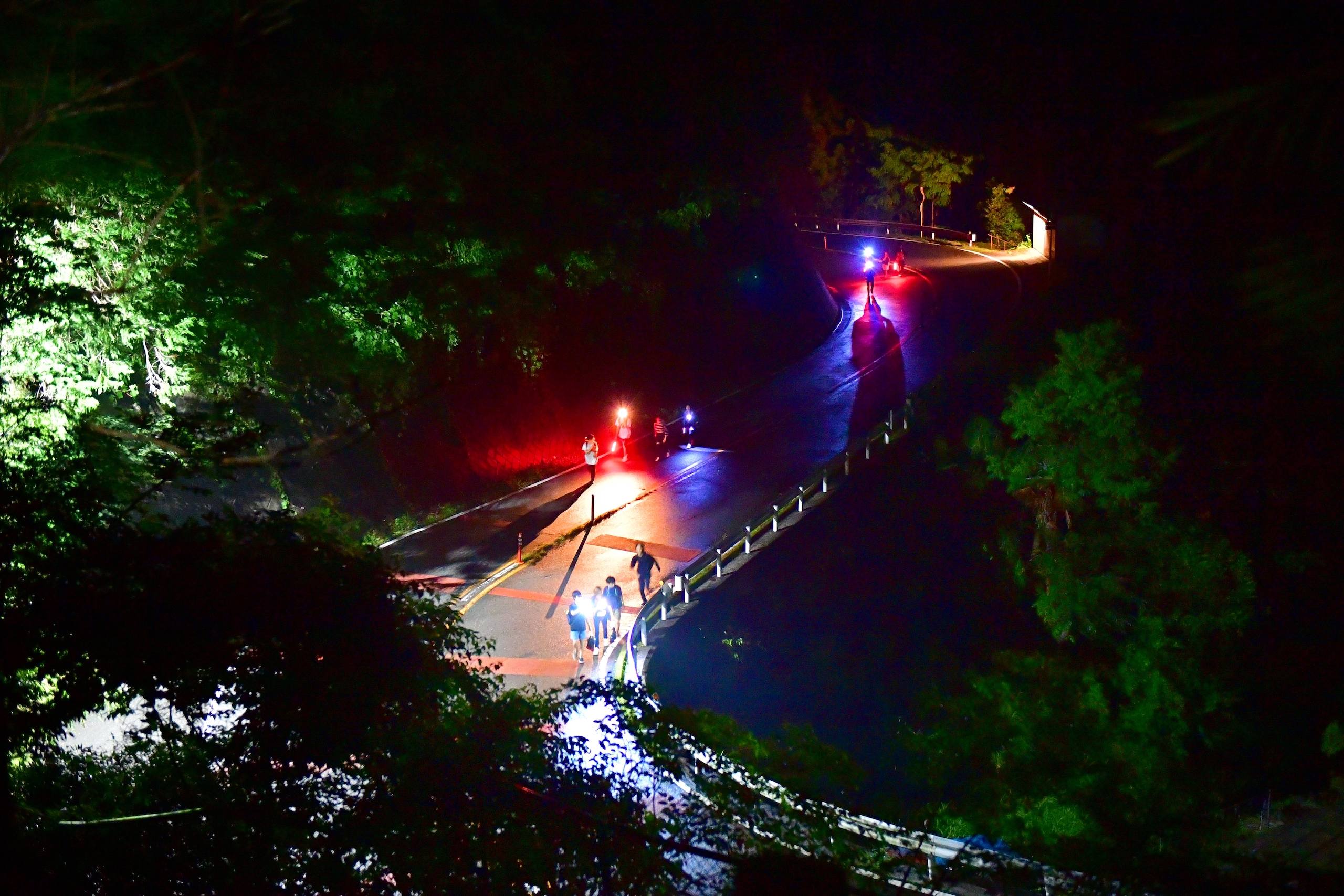 自由の森学園中学校　筏師ナイトウォーク　名栗の山を歩く（昨年の様子　今年度は年度末に開催予定）