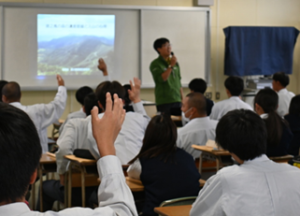 環境省の職員によるフィールドワークの事前学習