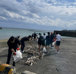 地域の清掃ボランティア活動で海洋ゴミを集める生徒達